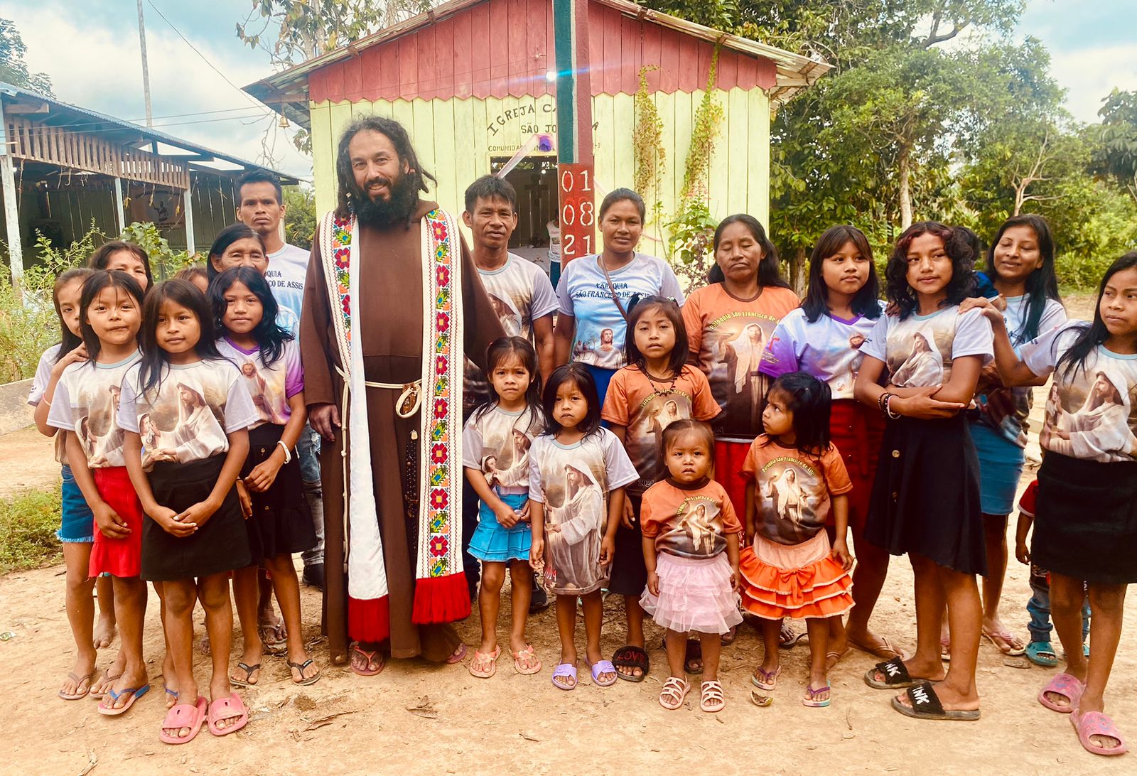 Missão Indígena Franciscana no EWARE: Ticuna e Freis juntos